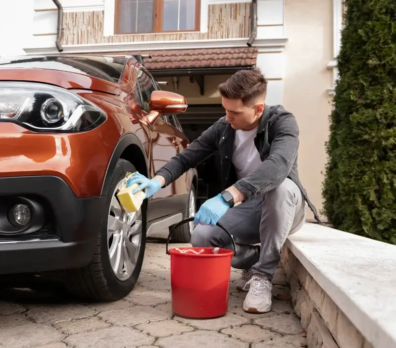 Lavage auto à domicile Saint-Sauveur-d'Aunis : professionnel intervenant sur un véhicule